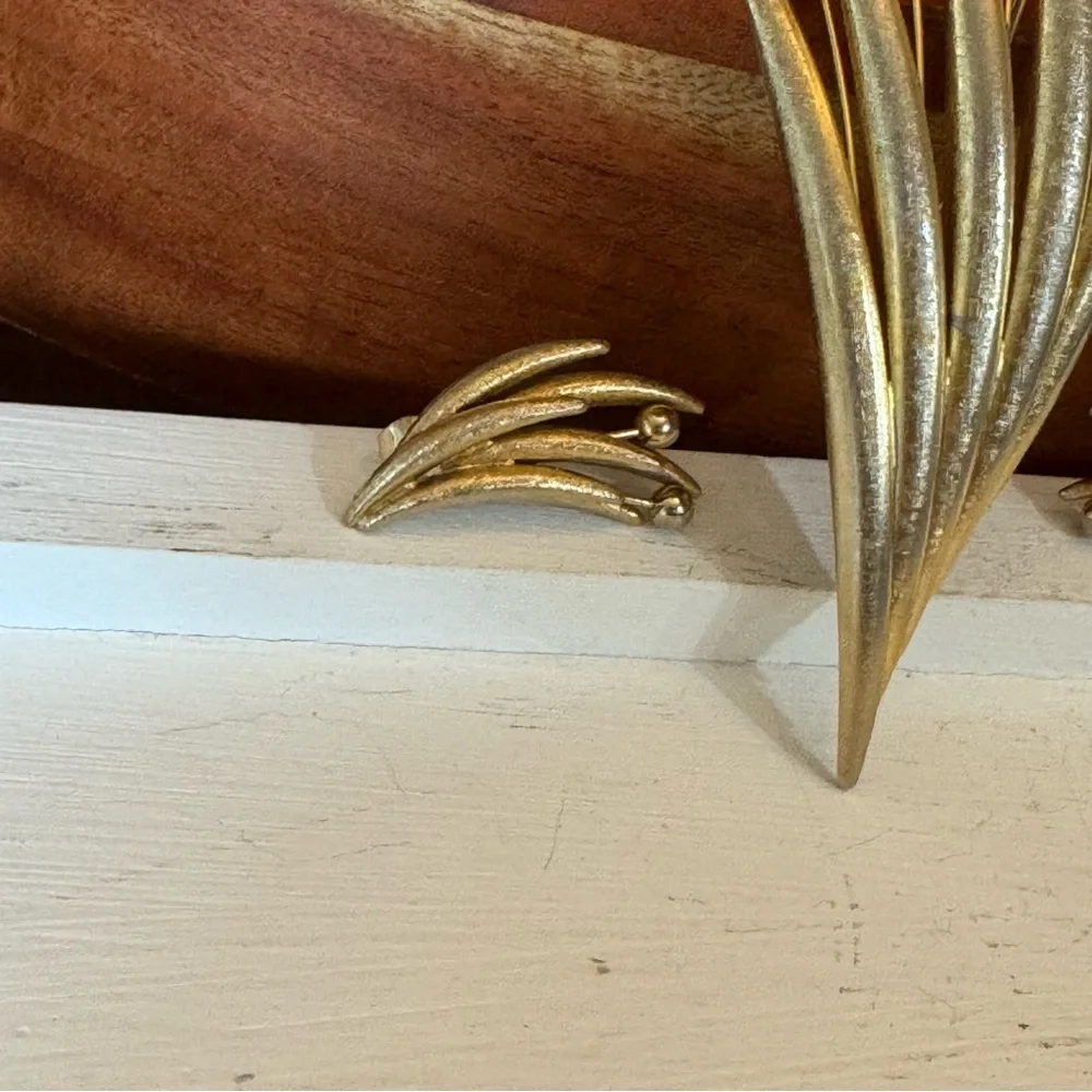 Vintage Brushed Gold Tone Fanned Leaf Brooch & Clip On Earrings Costume Set - Picture 2 of 14
